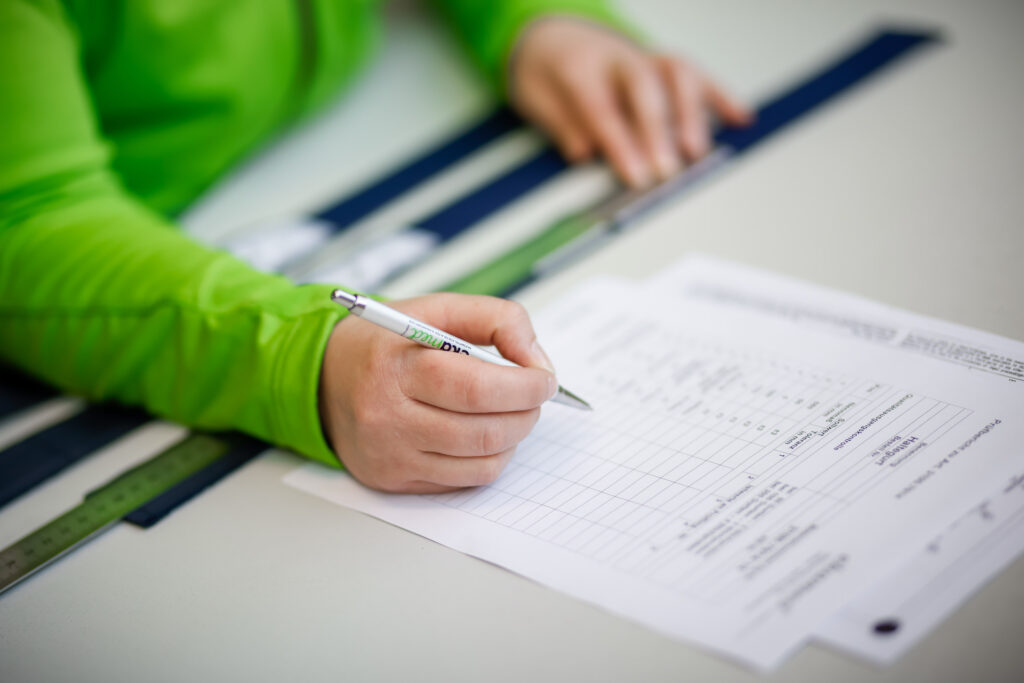 Person überprüft Qualität