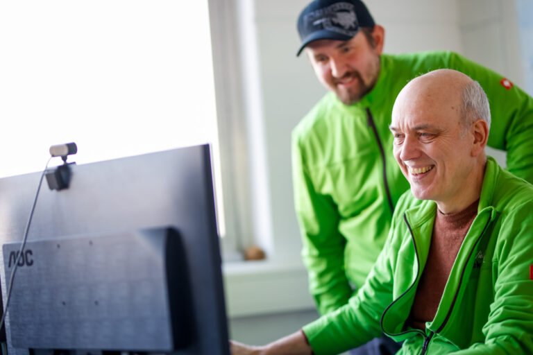 Zwei Personen im Büro