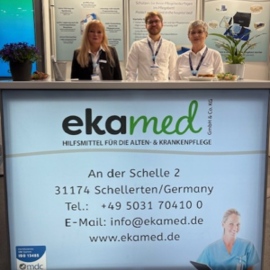 Drei Personen an ekamed-Messestand